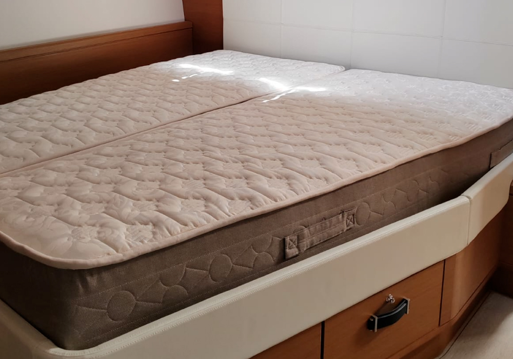 Materassi su misura per barca installati in cabina con forme personalizzate