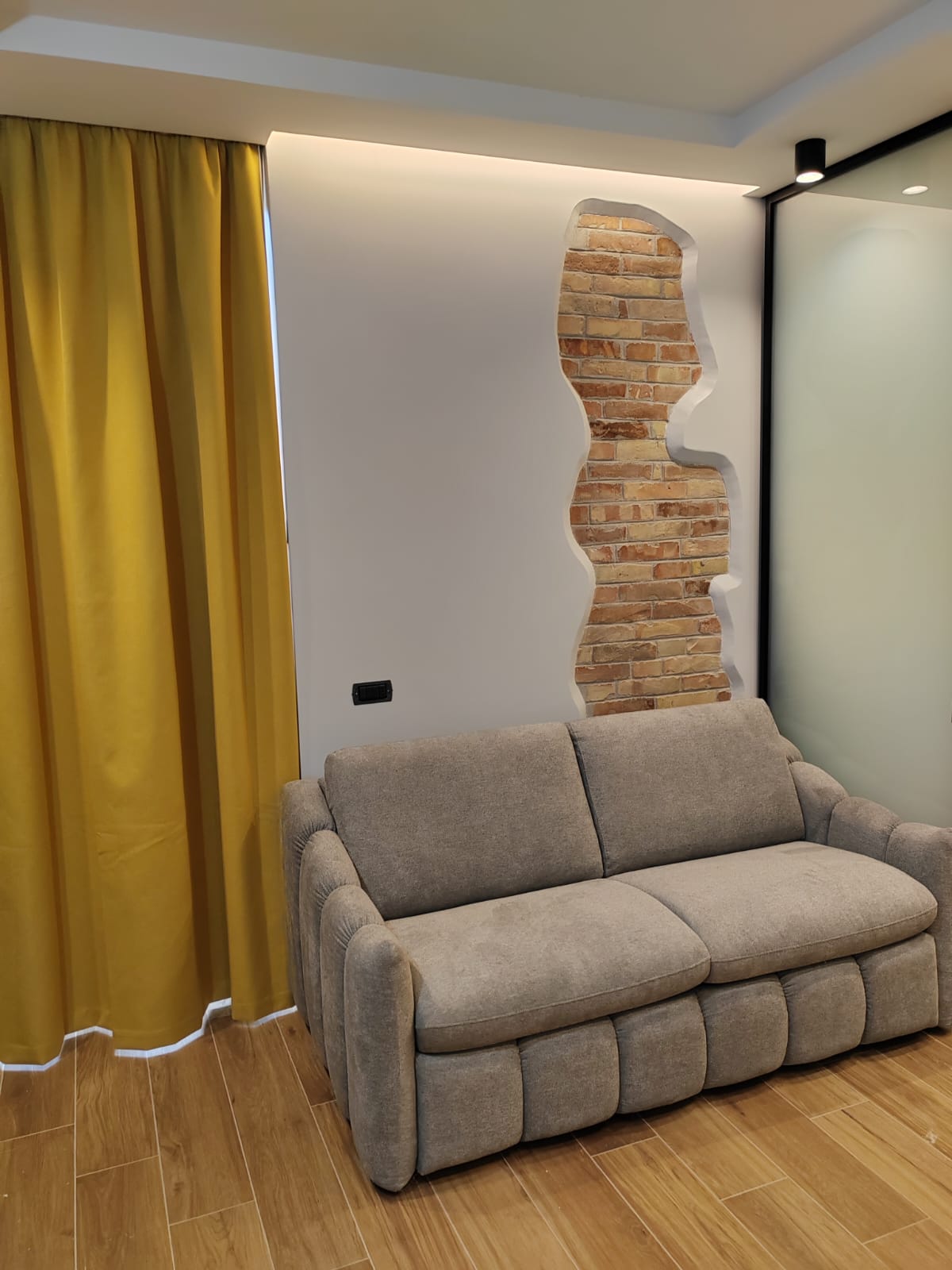 Divano letto imbottito realizzato su misura per casa vacanze con design moderno