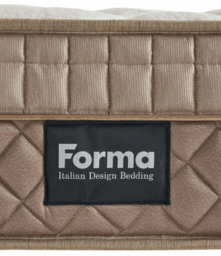 Dettaglio logo FormaBed su materasso Canova Bifoam con cuciture sartoriali e fascia trapuntata