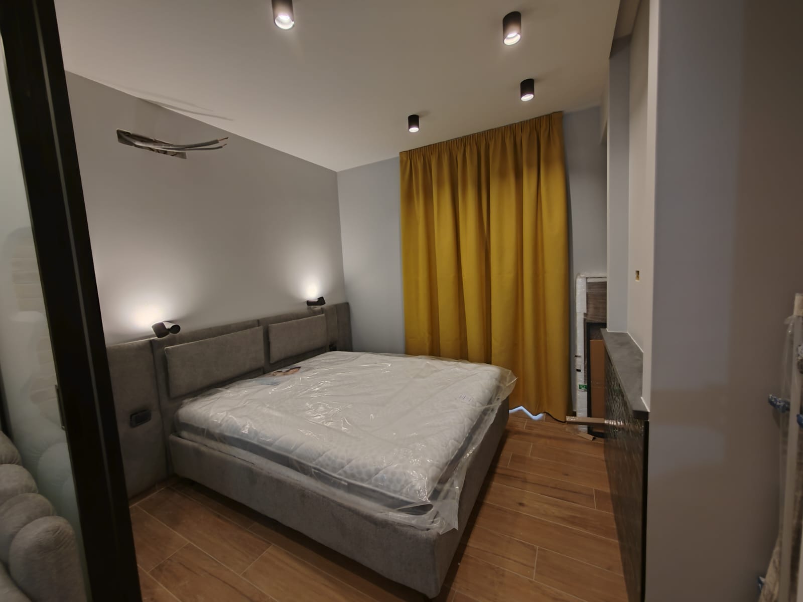 Realizzazione camera da letto completa con letto contenitore materasso e tenda su misura
