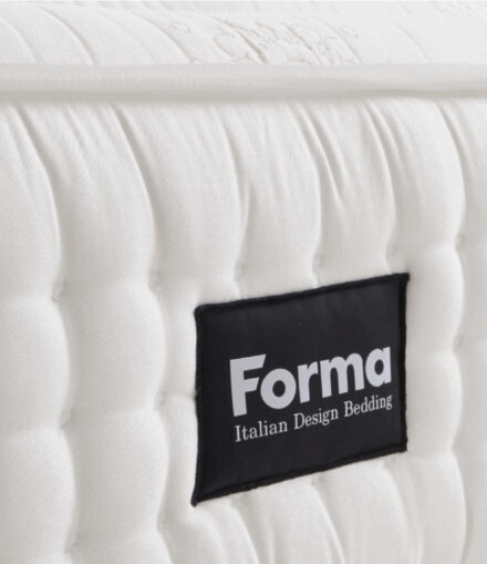 Logo FormaBed applicato sulla fascia laterale trapuntata del materasso Michelangelo