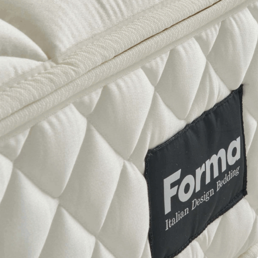 Dettaglio logo FormaBed su fascia laterale trapuntata del materasso Aldus Classic a molle indipendenti