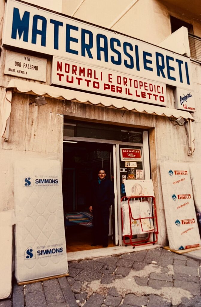 Storica sede del negozio Lombardi materassi e letti a Napoli negli anni &rsquo;80