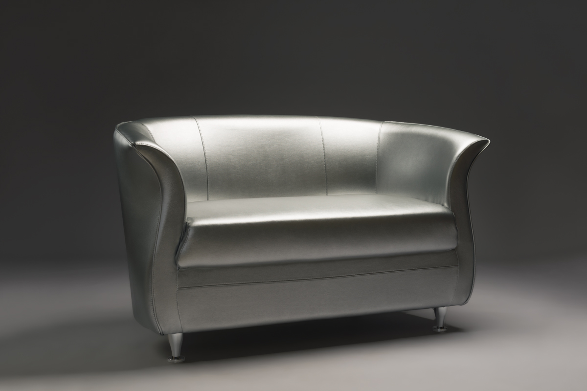 Poltrona Serafino imbottita dal design moderno disponibile da Lombardi Materassi e Letti a Napoli