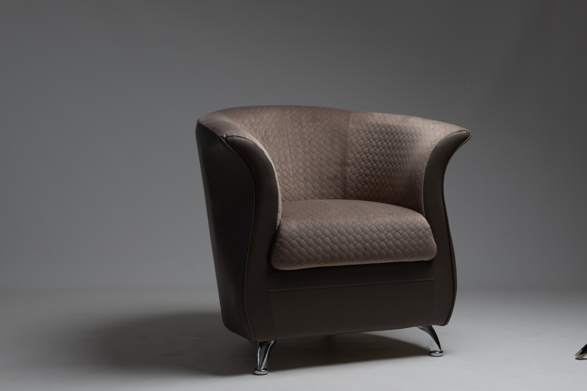 Poltroncina modello Carlotta imbottita dal design moderno disponibile da Lombardi Materassi e Letti a Napoli