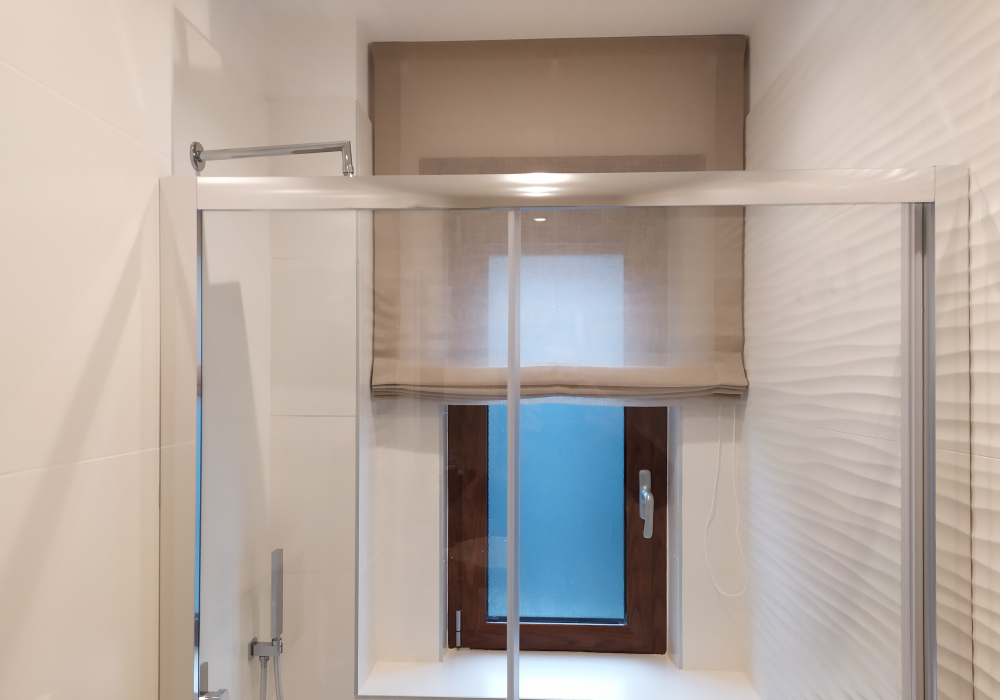 Tenda a pacchetto installata in bagno sopra la doccia, soluzione su misura realizzata da Lombardi a Napoli