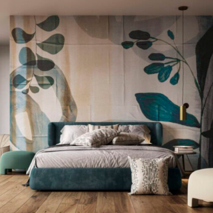 Carta da parati personalizzata coordinata con letto e arredi per camera moderna
