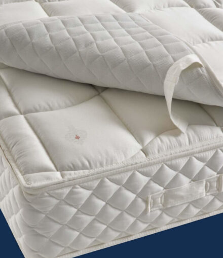 Dettaglio materasso Formabed Aldus Plus con topper imbottito e rivestimento trapuntato